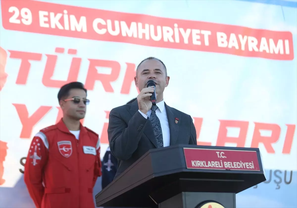 Türk Yıldızları, Kırklareli semalarında gösteri uçuşu yaptı