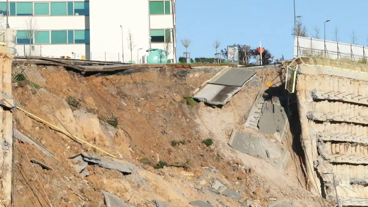 Ümraniye'de İstinat Duvarının Yıkılması Sonucu Yol Çöktü