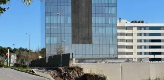 Ümraniye'de İnşaat Duvarı Yıkıldı, Yol Çöktü