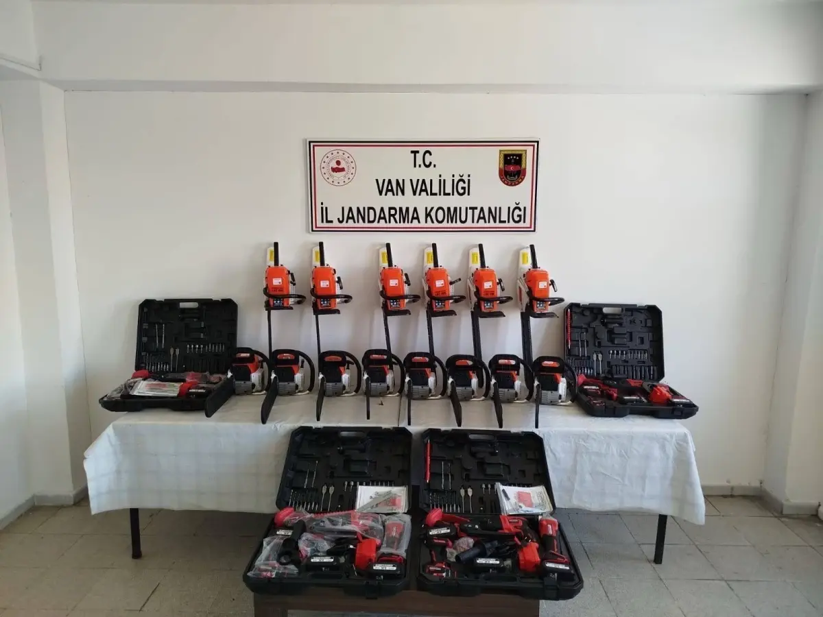 Van'da Kaçak Eşya Operasyonu: 430 Bin Lira Değerinde Malzeme Ele Geçirildi