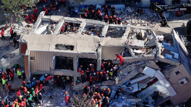 yikilan binadaki eczacidan kolon kesme 19198854 9830 m