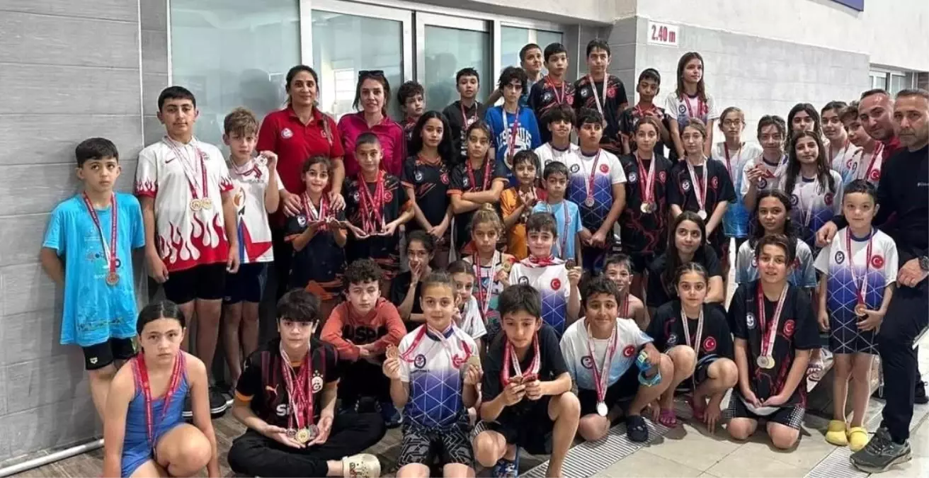 Cumhuriyet Bayramı'nda Erzincan'da Yüzme Yarışları Coşkusu