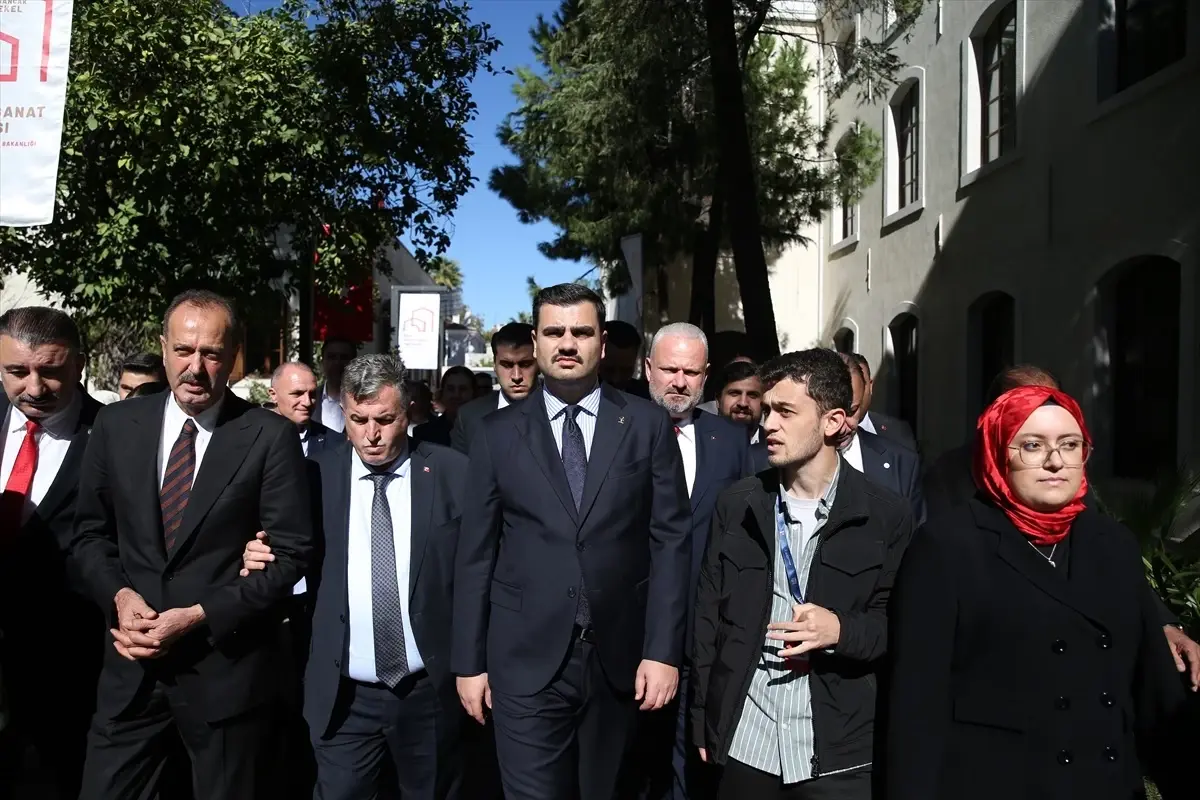 AK Parti Genel Sekreteri İnan, İzmir Kültür Yolu Festivali'ndeki sergileri gezdi Açıklaması