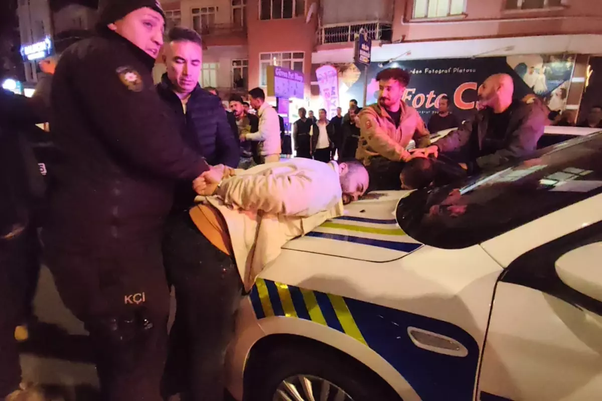 Alkollü sürücü kimlik isteyen polise tekme attı