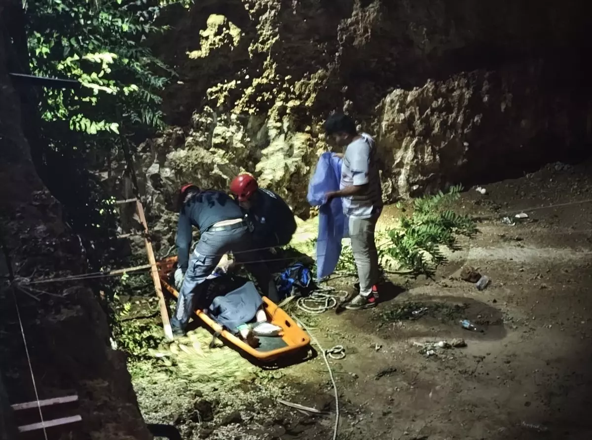 Antalya'da Çukura Düşen Rus Turist Hastaneye Kaldırıldı