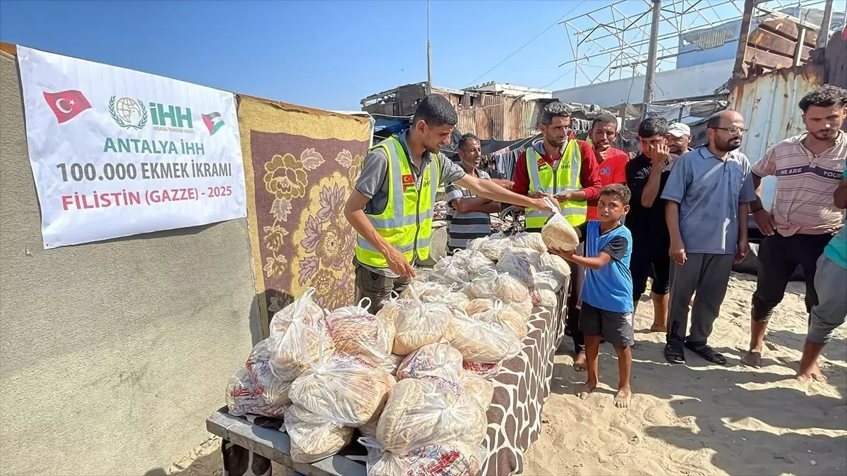 İHH, Gazze'deki İhtiyaç Sahiplerine 100 Bin Ekmek Ulaştırdı