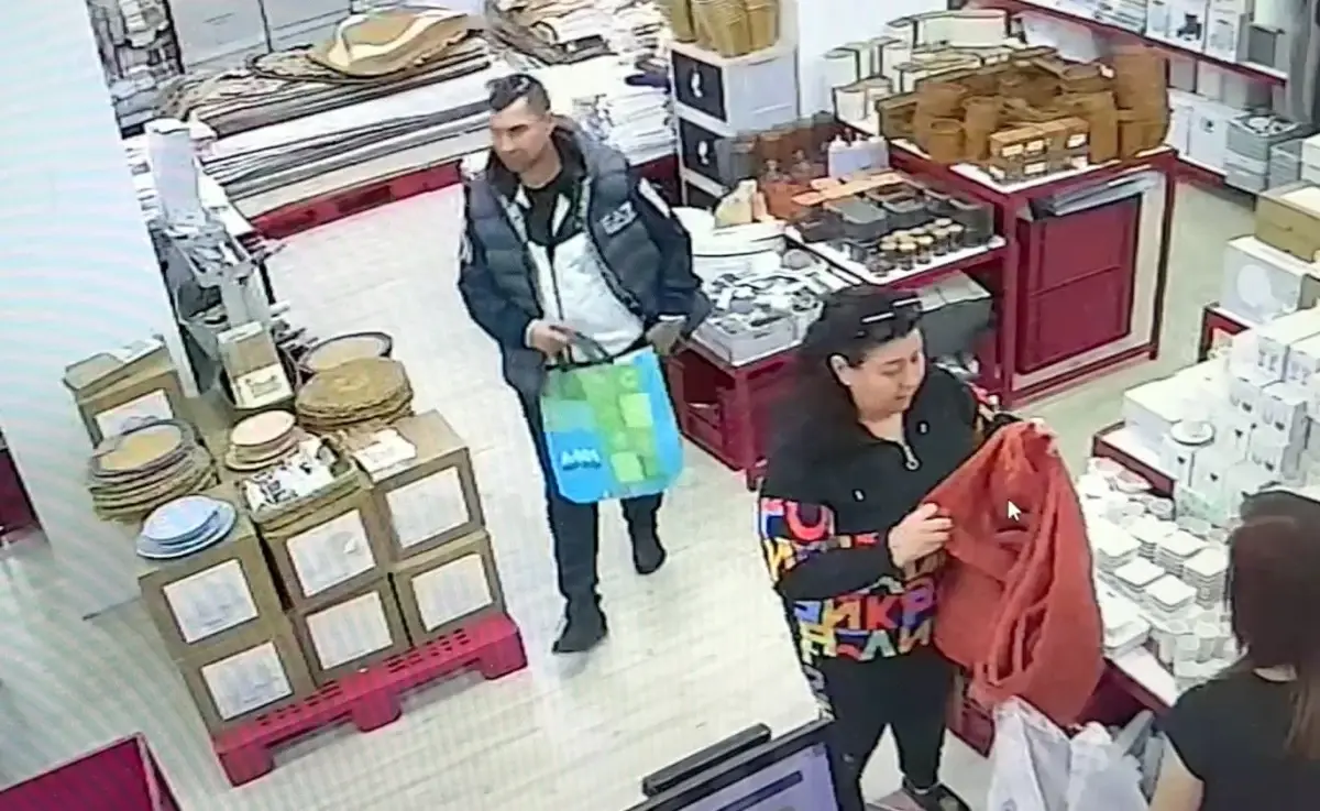 Tekstil Mağazasında Hırsızlık: 14 Bin Liralık Cep Telefonu Çalındı