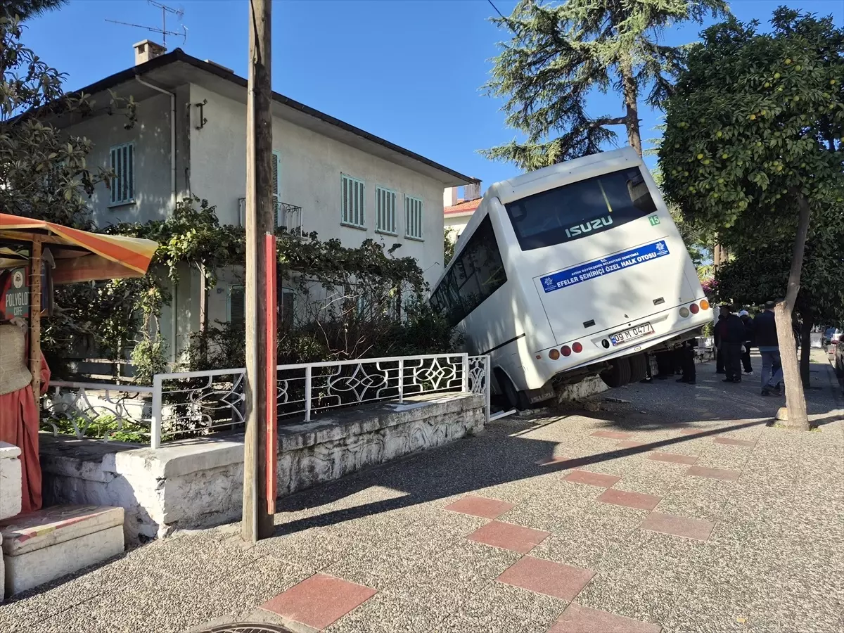 Aydın'da Halk Midibüsü Bahçe Duvarına Çarptı