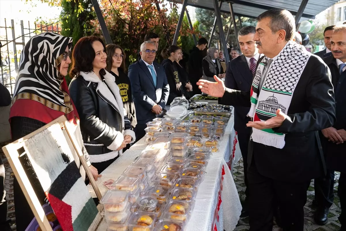 Bakan Tekin, Cezeri Yeşil Teknoloji Mesleki ve Teknik Anadolu Lisesi'ni ziyaret etti