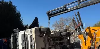 Beşiktaş'ta Kamyon Devrildi, Sürücü Yaralandı