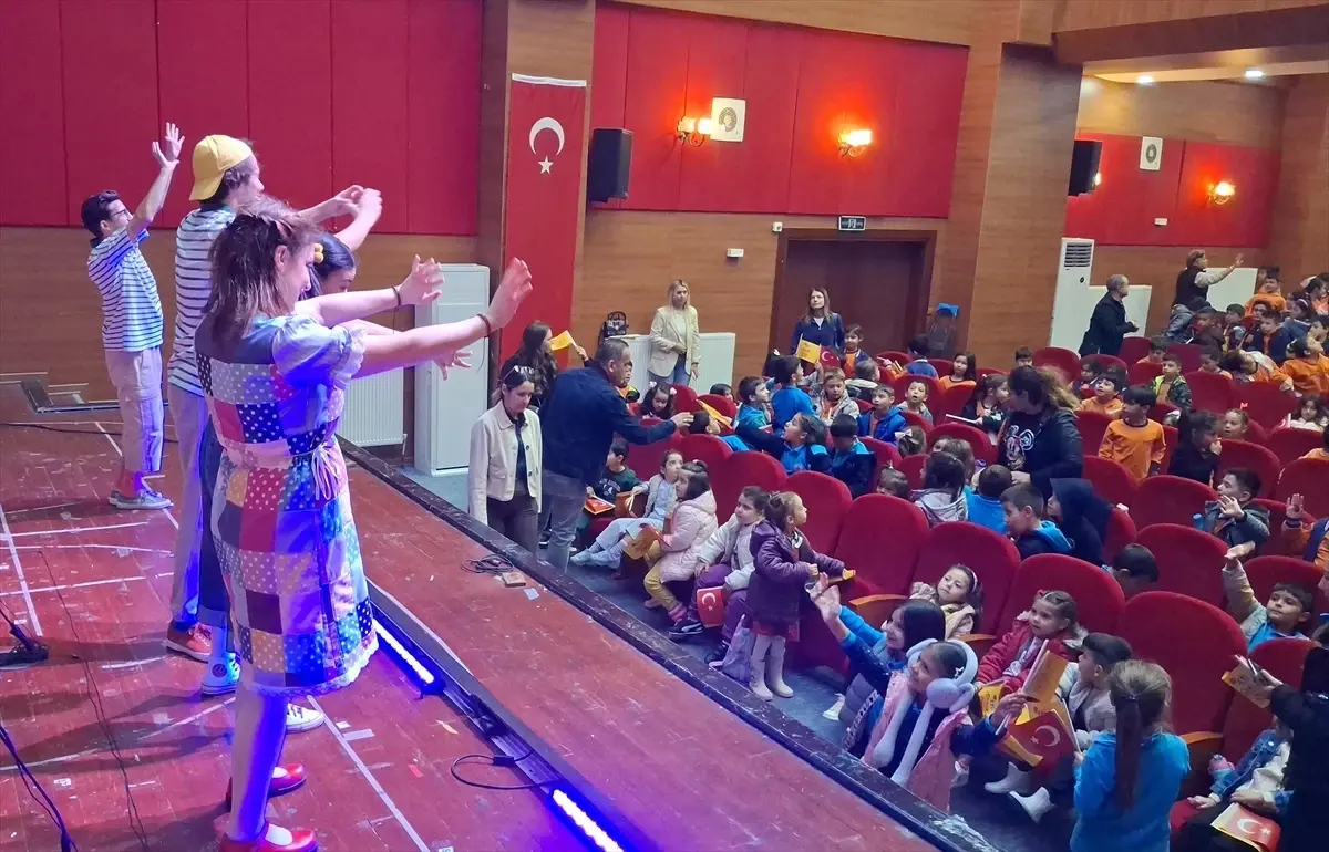 Öğrenciler 'Bir Bilmecem Var Çocuklar' Tiyatrosunu İzledi