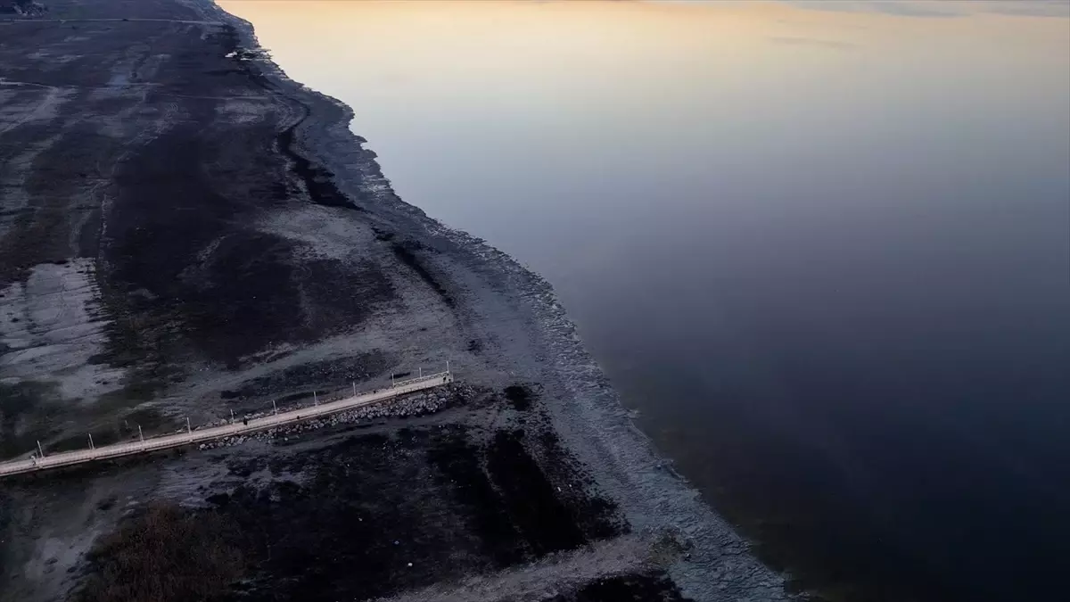 Burdur Gölü, İklim Değişikliği ve Aşırı Su Kullanımı Nedeniyle Büyüklüğünün Yarımını Kaybetti
