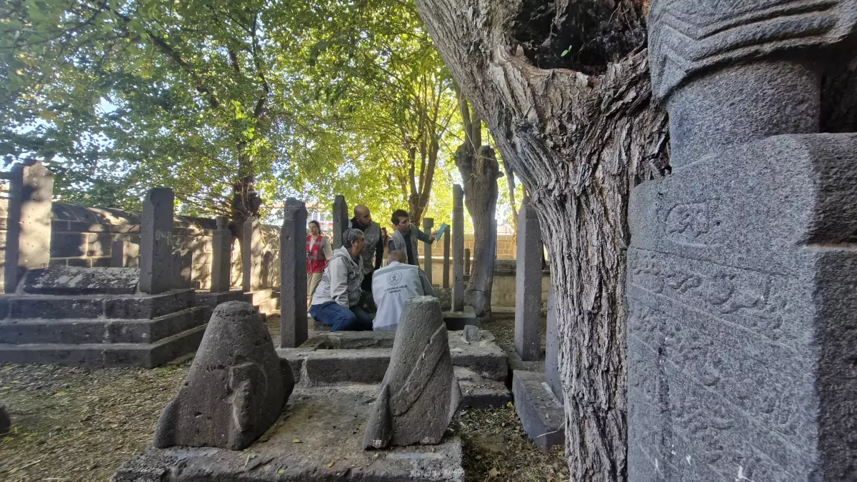 Diyarbakır'da Türk-İslam Dönemi Mezar Taşları ve Kitabeleri Belgeleniyor