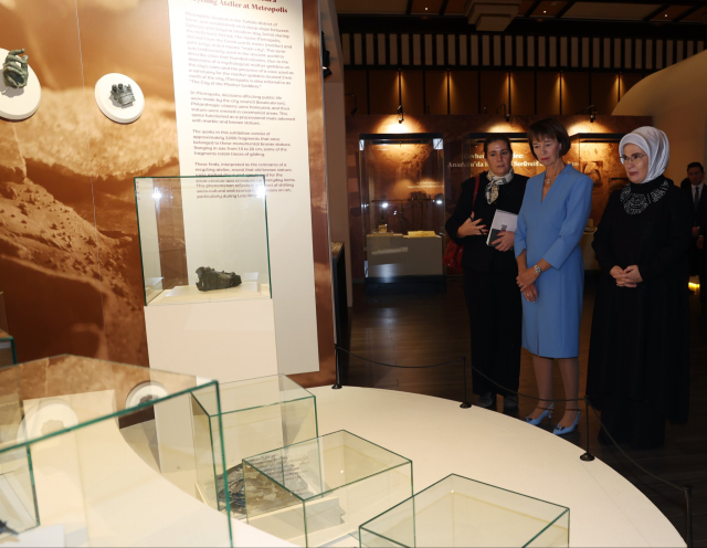 Emine Erdoğan, Almanya Başbakanı eşini Cumhurbaşkanlığı Millet Kütüphanesi'nde ağırladı 7 emine erdogan almanya basbakani esini 19203039 9144 m