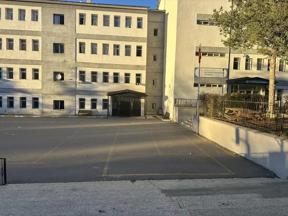 Okul Merdivenlerinde Yoğunluk: 21 Öğrenci Yaralandı