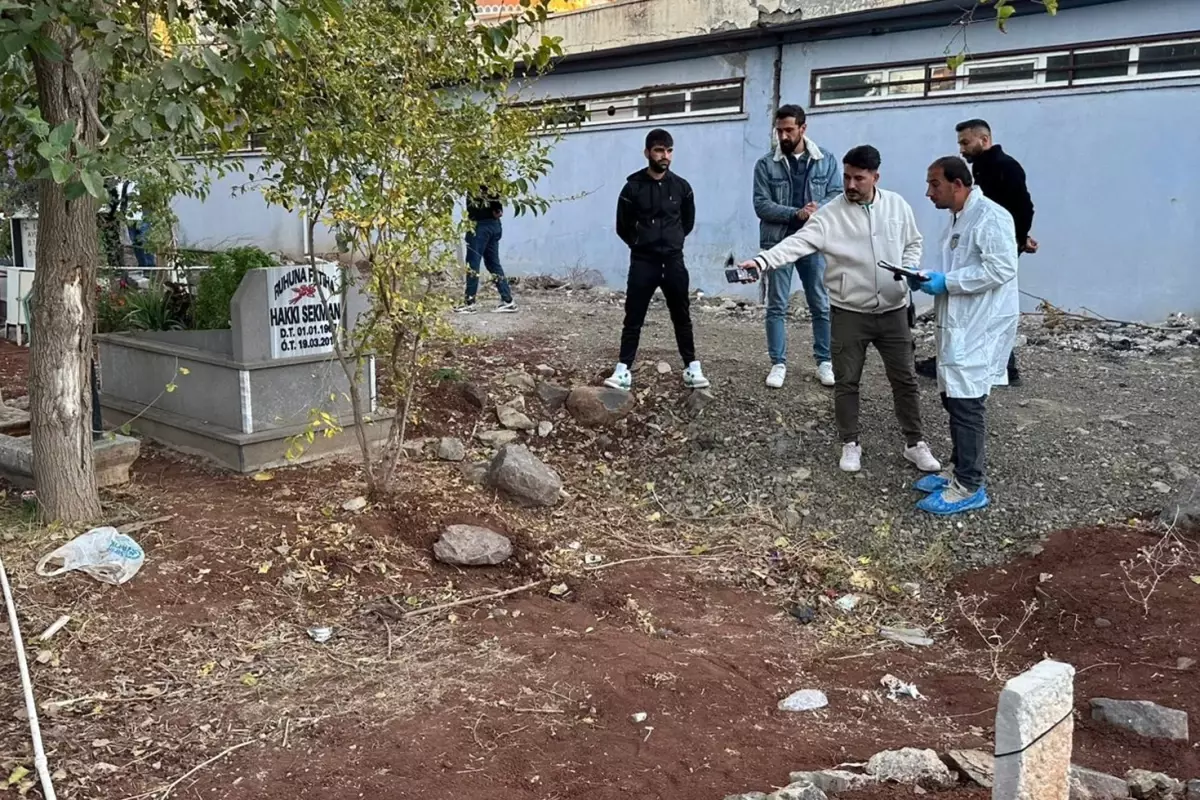 Eşinin kabrini ziyarete giden şahıs, mezarda korkunç manzarayla karşılaştı