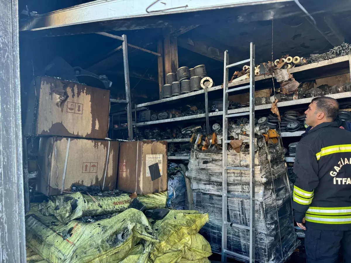 Gaziantep'te Hırdavat Dükkanında Yangın: 2 Saatlik Mücadele ile Söndürüldü