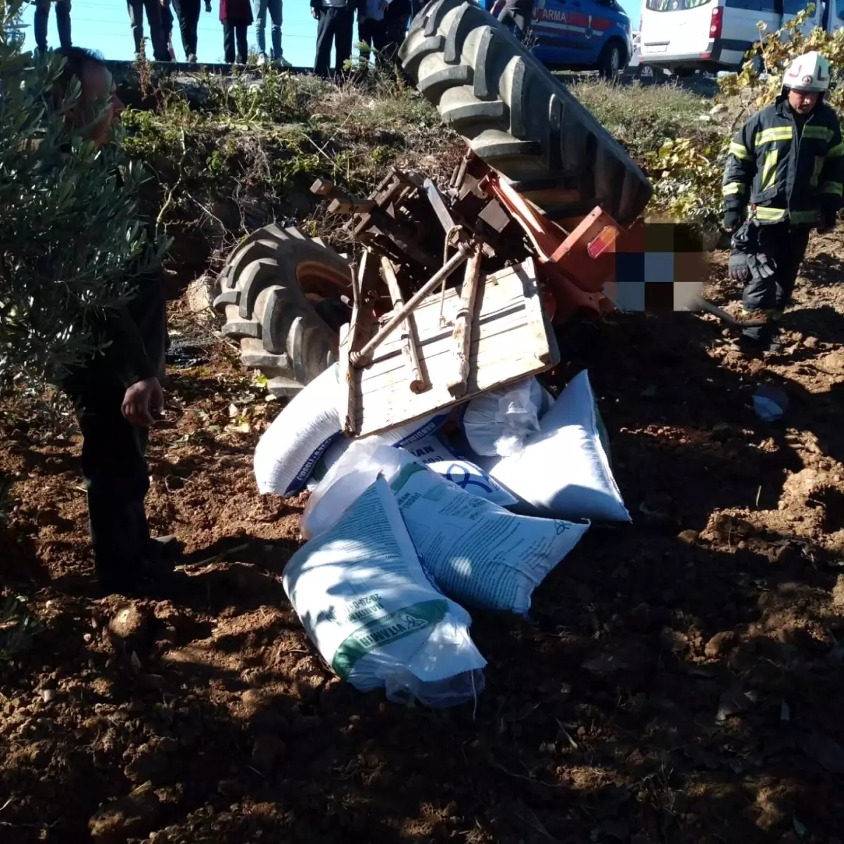 Denizli'de Gübre Taşıyan Traktör Devrildi, Sürücü Kurtarıldı