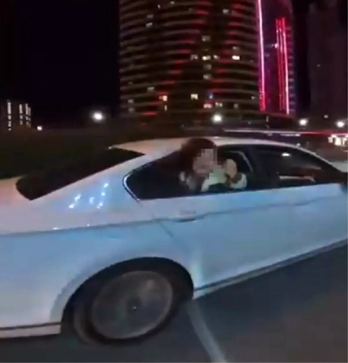 İzmir'de 'İmdat' Çığlığı Sosyal Medyayı Salladı, Olay Korsan Takside Tartışma Çıktı