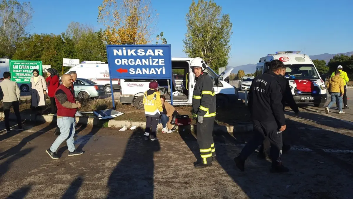 Tokat'ta İki Midibüs Çarpıştı: 10 Yaralı