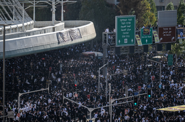 İsrail'de on binlerce Haredi sokaklara döküldü: Zorunlu askerliği istemiyoruz 10 israil de on binlerce haredi sokaklara dokuldu 19202076 3673 m