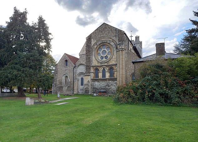 kilisenin duvarlari arasindan cikti tarihcileri 19202961 2585 m