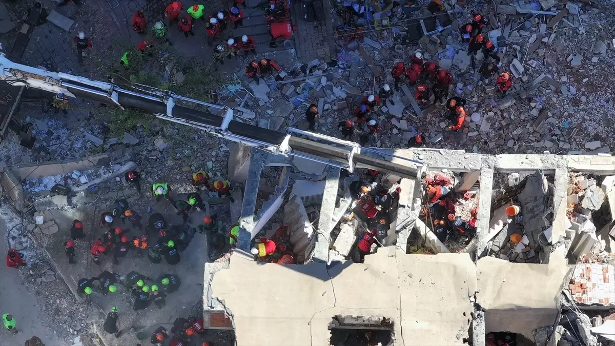 Gebze'deki Çöken Binada Anne ve Baba İçin Kurtarma Çalışmaları Devam Ediyor