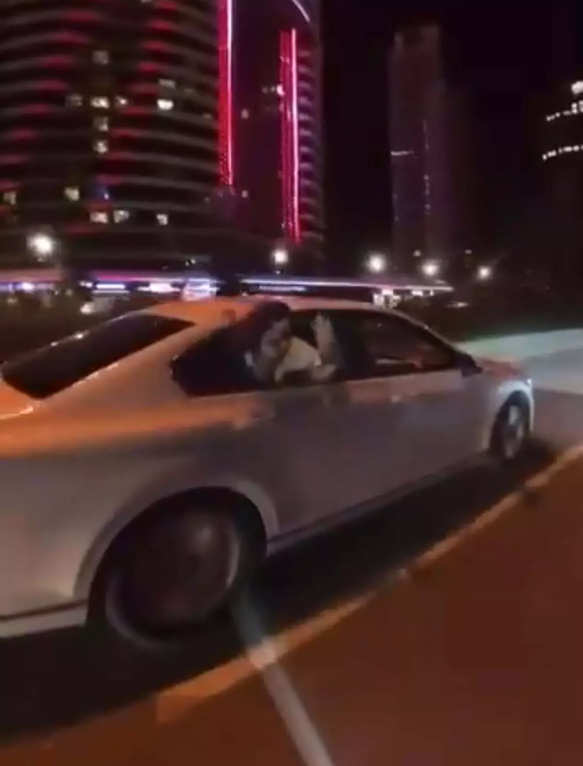 İzmir'de Korsan Taksici Olayı: Kadın Yardım İsterken Kamera Kaydı