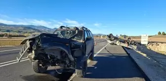 Hisarcık'ta Cip ile Kamyonetin Çarpışması: 4 Yaralı