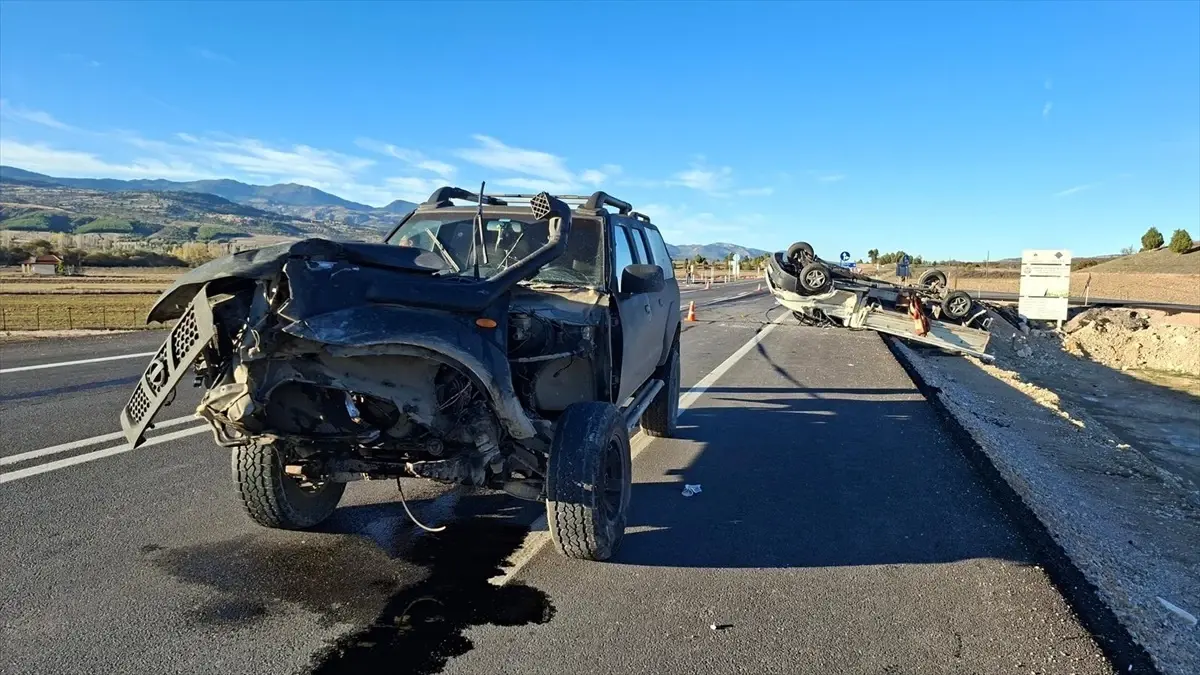 Hisarcık'ta Cip ile Kamyonetin Çarpışması: 4 Yaralı