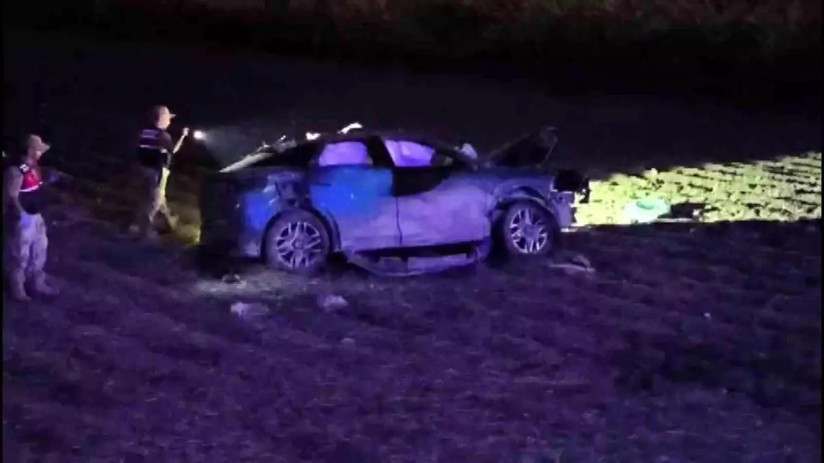 Hatay'da lastiği patlayan otomobil tarlaya uçtu: 1 ölü, 2 yaralı