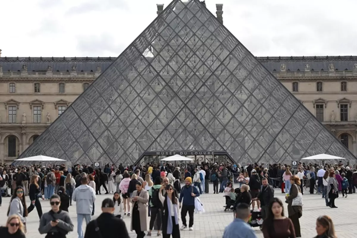 Louvre soygununda 7 şüpheli yakalandı! 2'si suçlarını kabul etti