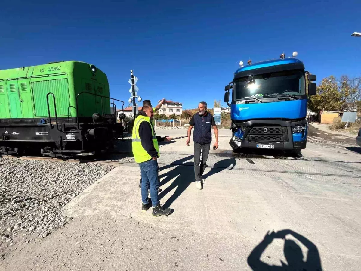 Malatya'da Tır Trenle Çarpıştı