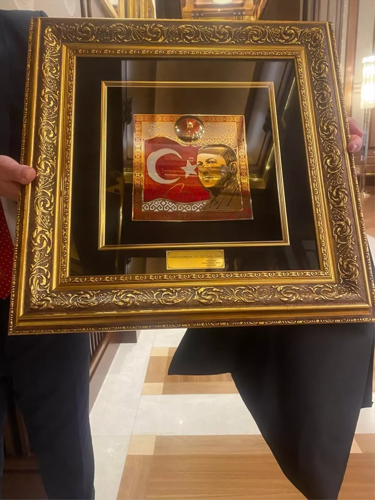 MHP Genel Başkanı Bahçeli&apos;den Cumhurbaşkanı Erdoğan&apos;a anlamlı hediye