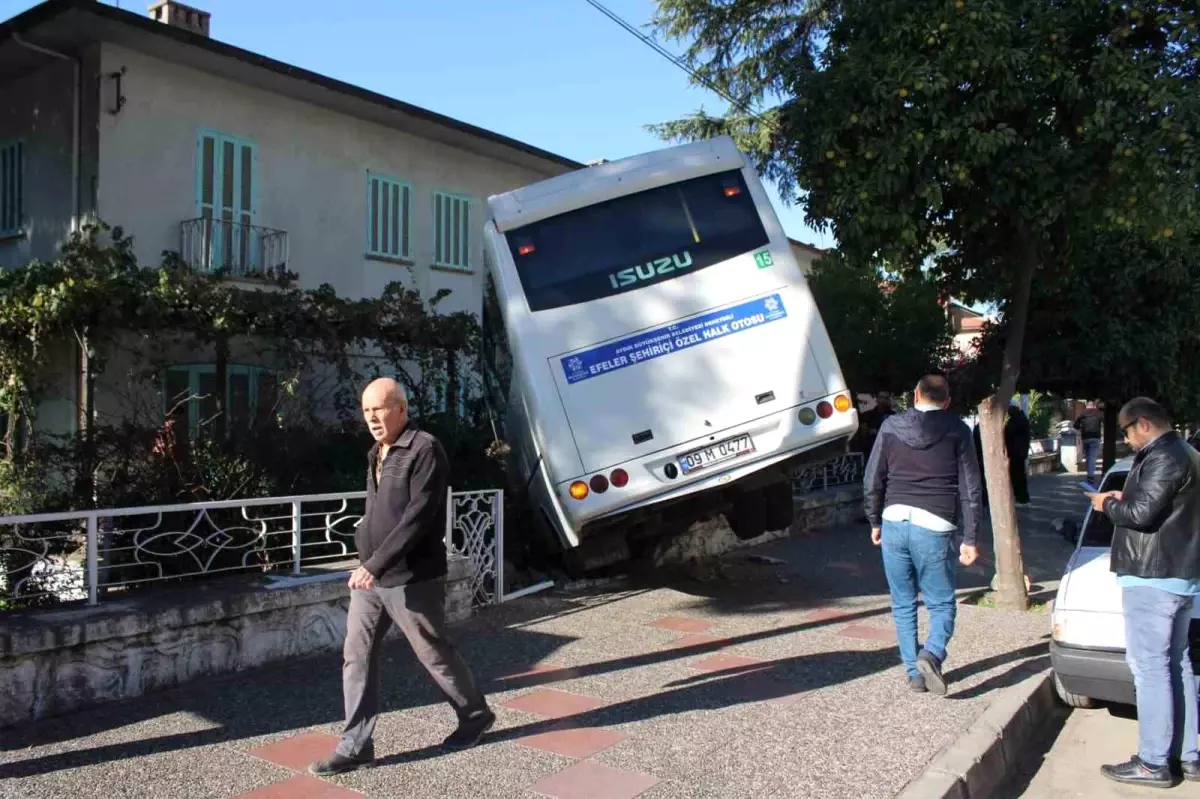 Minibüs Evin Bahçesine Girdi: Yara Alan Yok