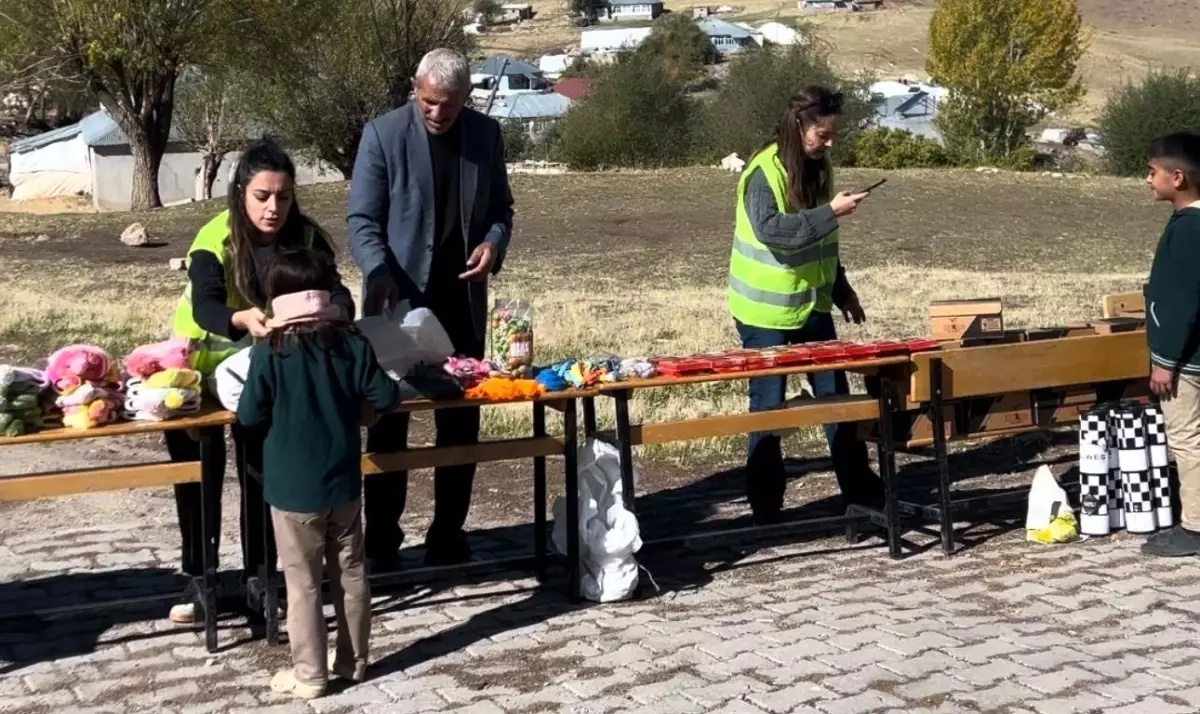 İzmirli Gönüllüler Muş'ta İhtiyaç Sahibi Çocuklara Yardımda Bulundu