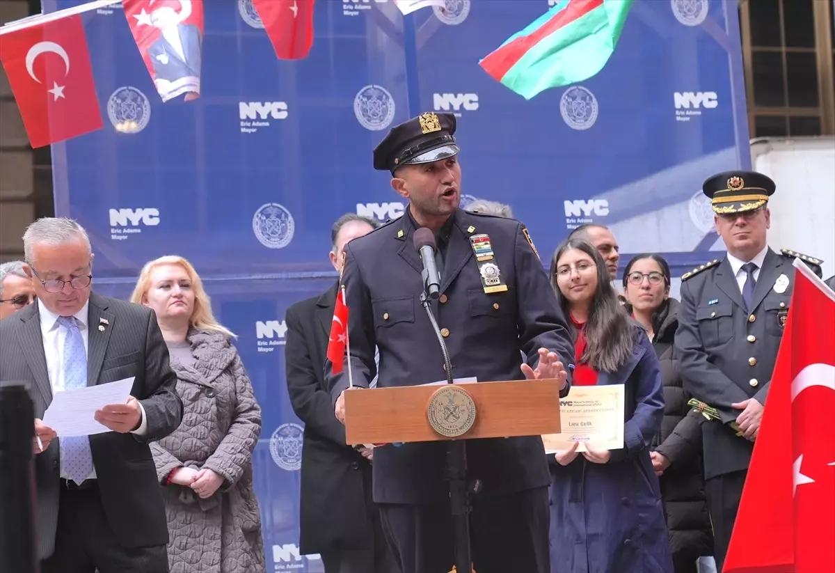 New York'un finans merkezi Wall Street'te, Cumhuriyet Bayramı nedeniyle göndere Türk bayrağı çekildi