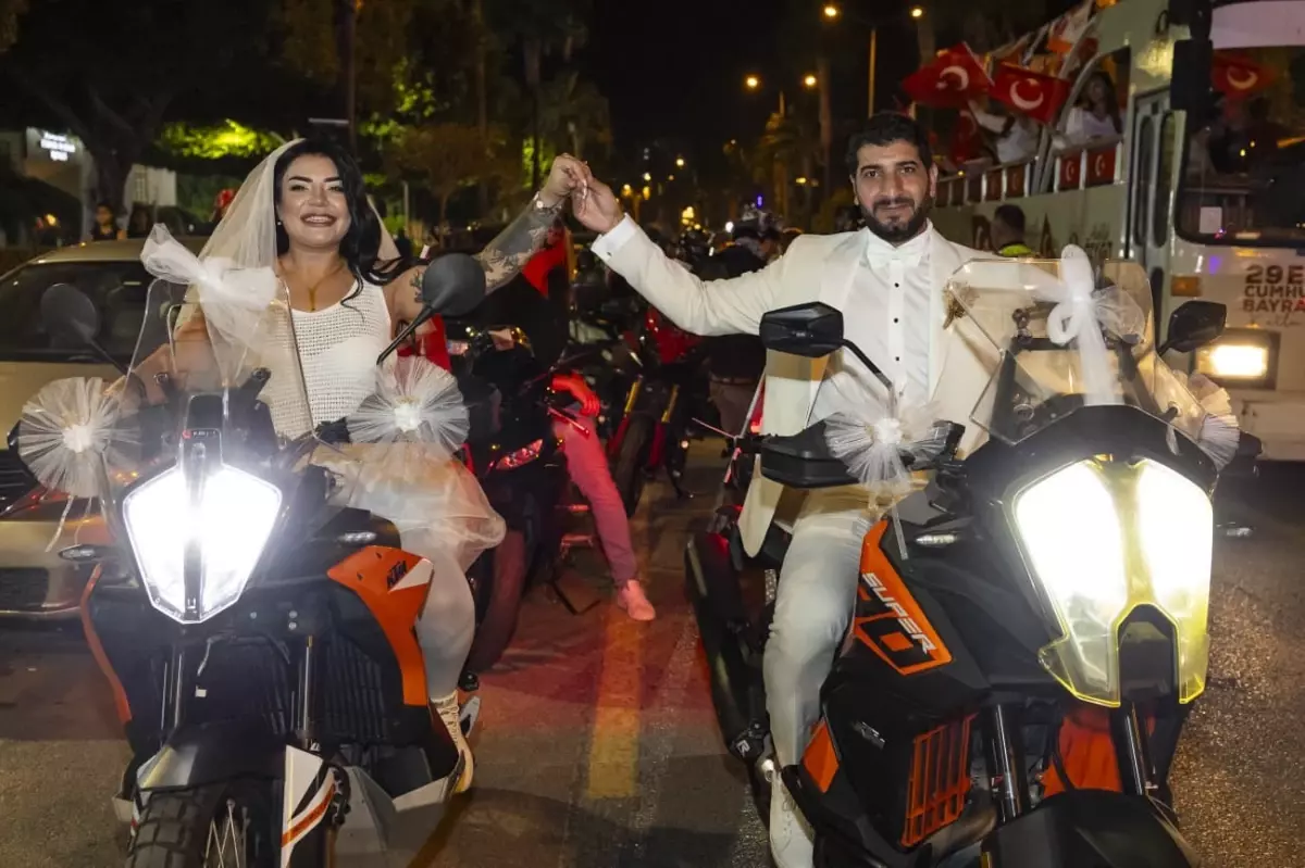 Cumhuriyet Bayramı'nda Düğün ve Kortej Coşkusu