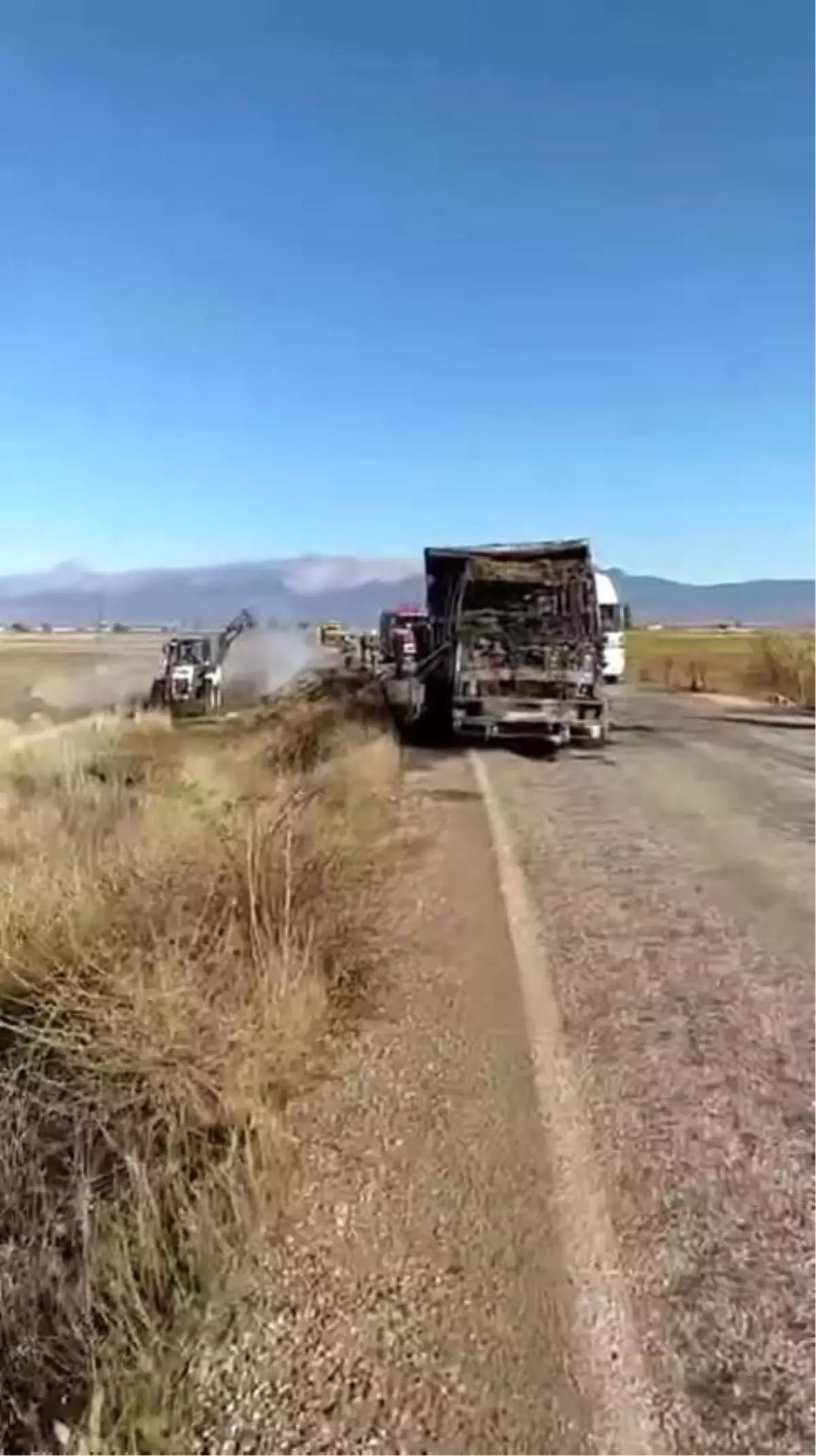 Denizli'de Saman Yüklü Kamyon Yangın Sonrası Kullanılamaz Hale Geldi