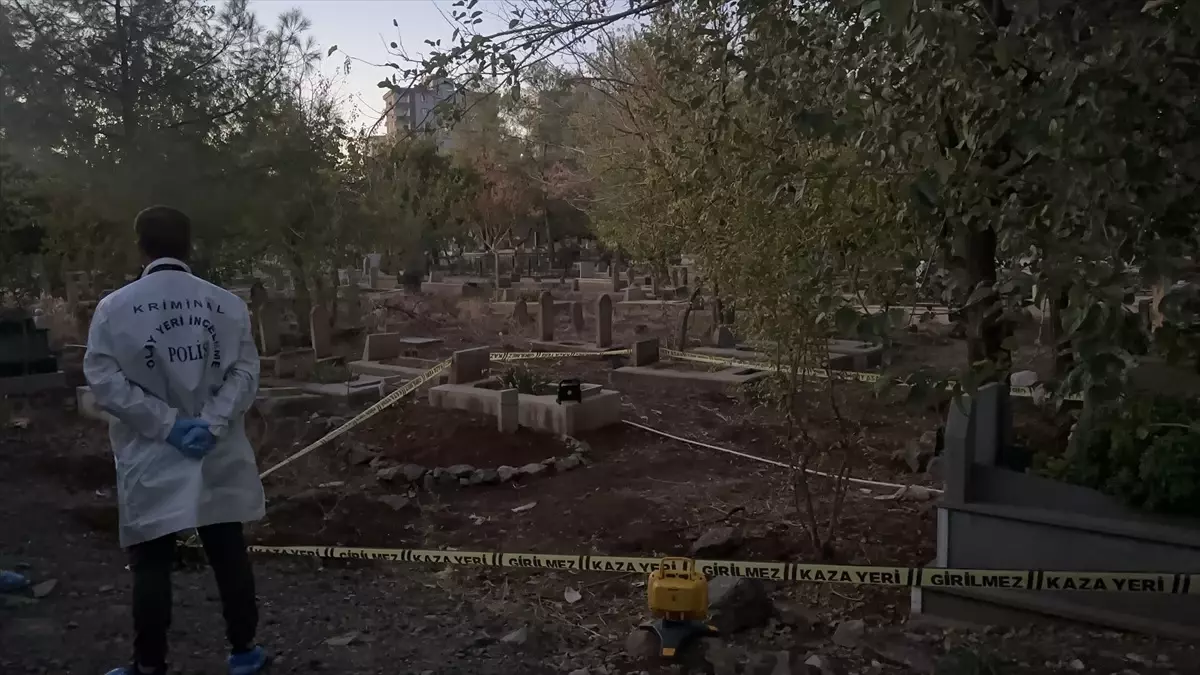 Siverek'te Mezarlıkta Bebek Cesedi Bulundu