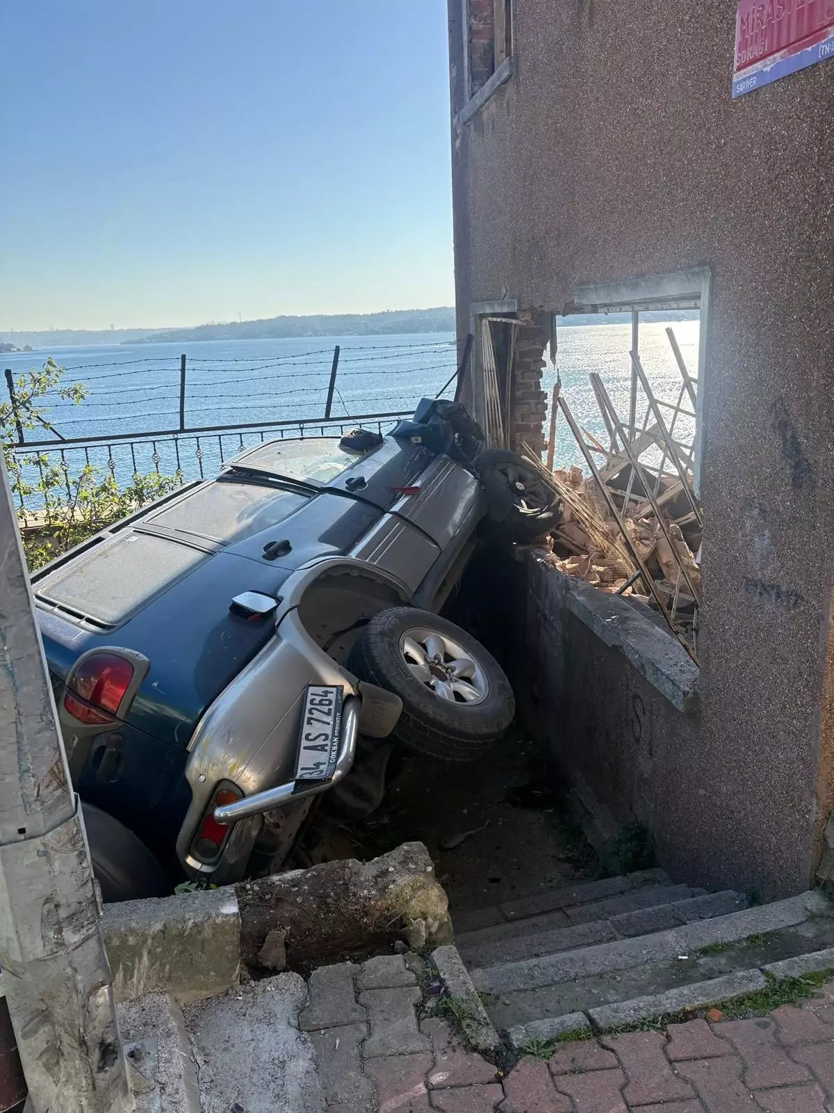 Sarıyer'de Freni Tutmayan Araç Elektrik Direğine Çarptı