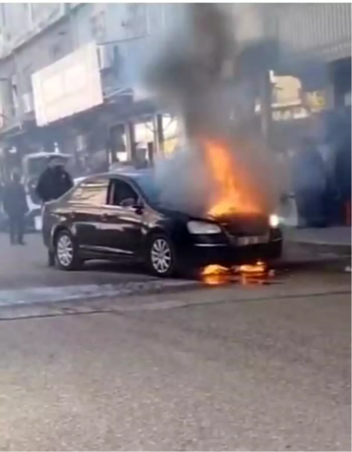 Siverek'te Park Halindeki Otomobilde Yangın Paniği