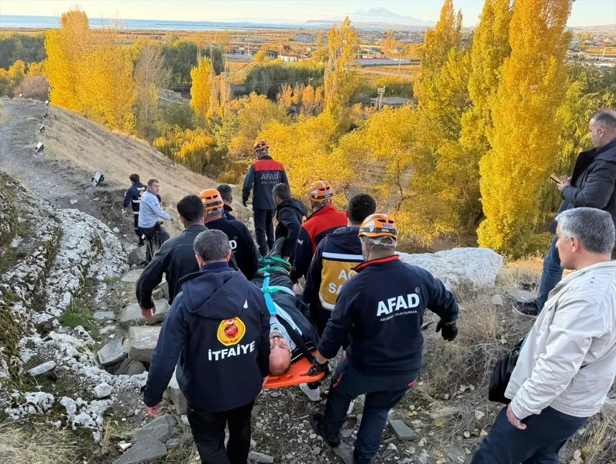 Van Kalesi'nde Düşen Kişi Kurtarıldı