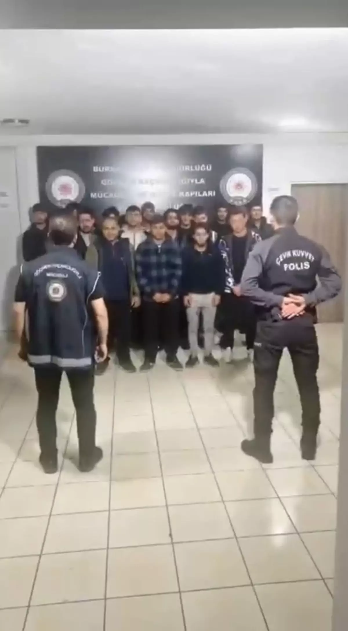 Bursa'da Göçmen Kaçakçılığı Operasyonu: 17 Yabancı Uyruklu Yakalandı