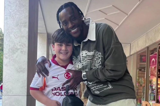 abraham galatasarayli minik taraftarla fotograf 19206767 4269 m