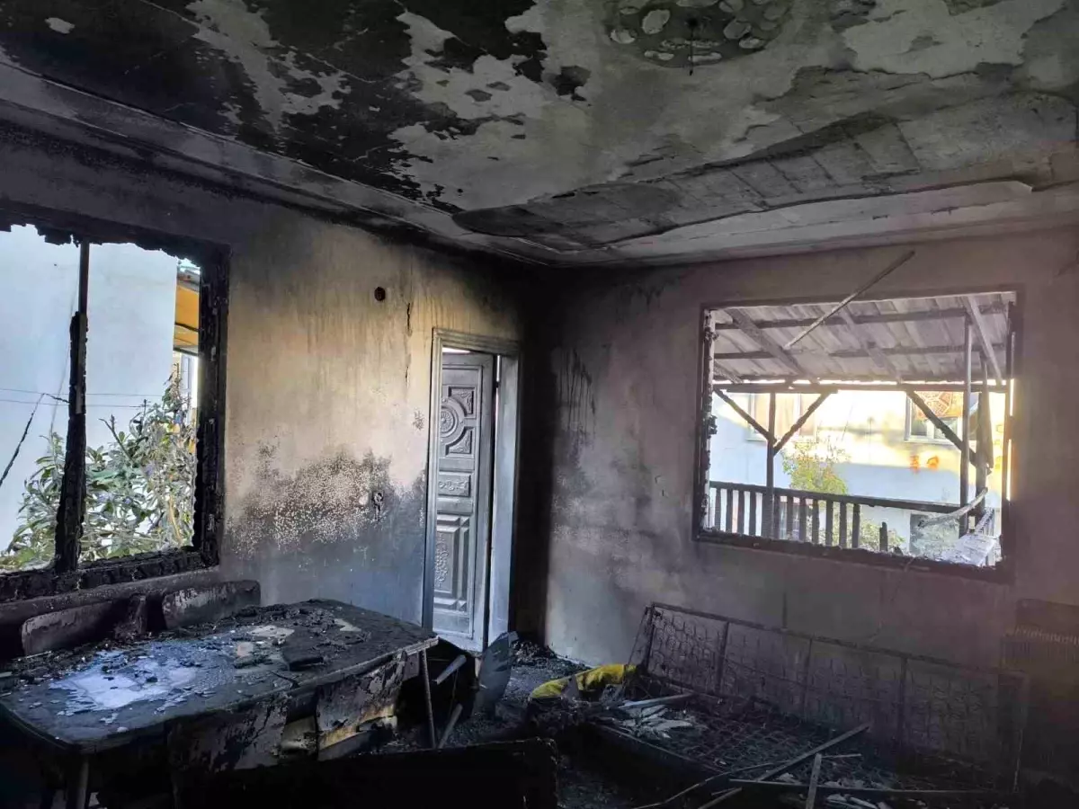 Adana'da Müstakil Ev Yangında Küle Döndü