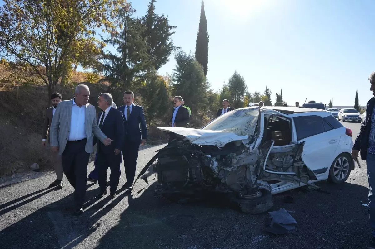 Adıyaman'da İki Otomobilin Çarpışması: 1 Polis Memuru ve Muhtar Yaralandı