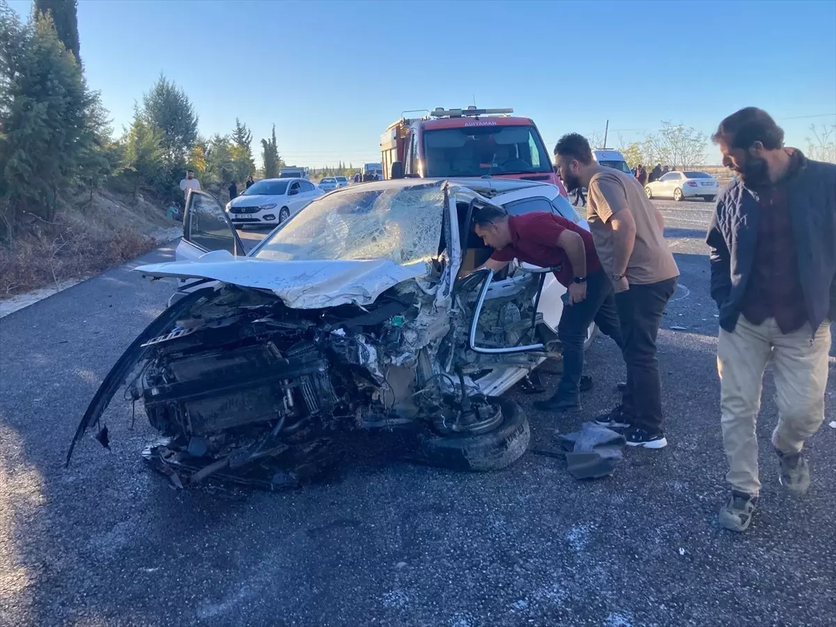 Adıyaman'da Trafik Kazası: 1'i Polis 2 Kişi Ağır Yaralandı