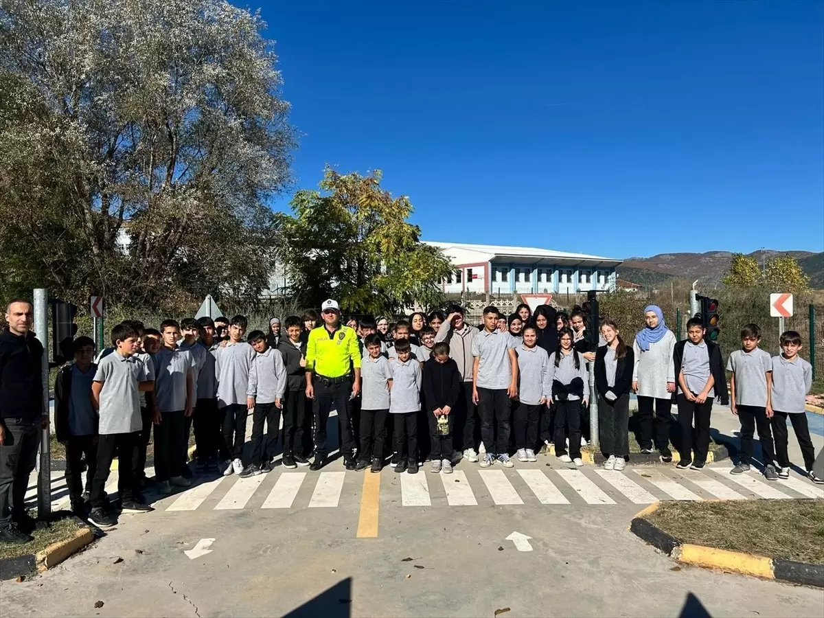 Almus'ta Öğrencilere Trafik Eğitimi Verildi