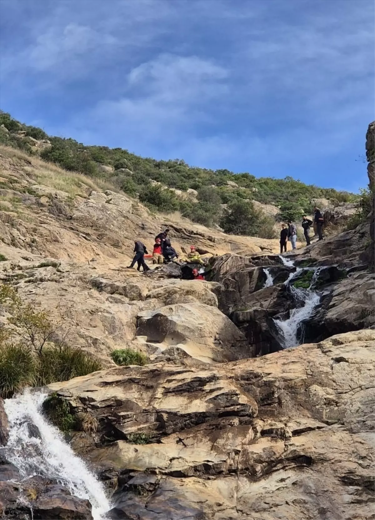 Susurluk'ta Kayalıklarda Mahsur Kalan İki Kişi Kurtarıldı